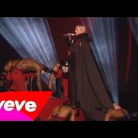 Au Brit Awards 2015, la chanteuse Madonna s'est mangé une vilaine gamelle grâce à une superbe cape. Moralité : il faut toujours porter d... [lire la suite]