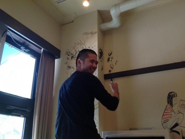 L'auteur One Punch Man, Yusuke Murata , dessine lui aussi sur le mur