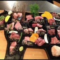 Le restaurant de Yakiniku Ushida ( à Osaka) propose le ''Marugoto Ittou'' pour connaitre le goût de chaque partie de viande de boeuf