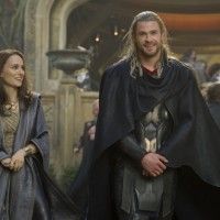 Belle photo du couple  Chris Hemsworth et  Natalie Portman dans  Thor. Ils sont mignons nan?  Regarder vite le teaser: http://www.tvhland.co... [lire la suite]