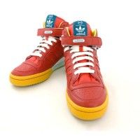 Voici des Baskets Asuka de Evangelion. Avec ses chaussures, on peut dire qu'on est otaku jusqu'au bout des pieds.