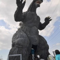 Normal ce godzilla géant est en faite un gros toboggan!