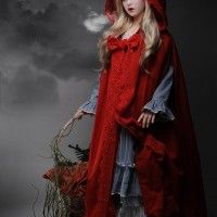 Mise en scène sombre et intrigant du Petit Chaperon Rouge