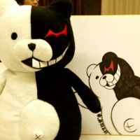 Danganronpa l'ours mi-blanc mi-noir avec un nombril en croix