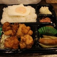 Il était tard et il y avait une boutique à Bento ouvert 24/24. Je me suis pris un bento pour mon premier repas.