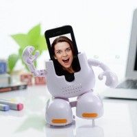 Dancing Face stand de Takara Tomy le 27 juin pour les iphone et ipod. (3465 yen) http://www.takaratomy.co.jp/products/dancingfacestand/