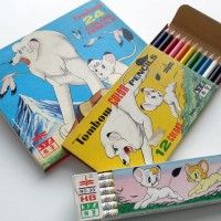 De vieux crayons de couleurs dans une boite Le Roi Léo