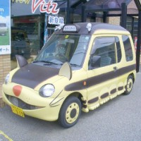 Après le Neko Bus, le Neko Car!!  Ca pourrait être pas mal si la voiture vole de toit en toit comme dans le film Mon Voisin Totoro.