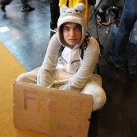 Un cosplayer qui n'a pas reçu assez de free hug!