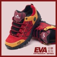 Des chaussures de randonnée Evangelion version Asuka