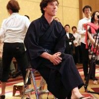 Le yukata d'homme lui va très bien à Benedict Cumberbatch