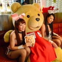 L'ourson TED fait la tournée au Japon pour la sortie Dvd et blu-ray. Toujours bien entouré ce veinard!