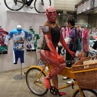 Un titan qui fait du vélo