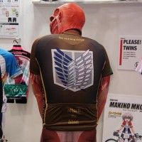 Tshirt cycliste l'Attaque des Titans avec l'emblème des ailes