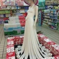 Une belle robe en papier toilette