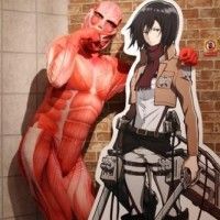 Le titan met sa main sur l'épaule de Mikasa