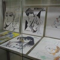 A la boutique Hayaku à Paris, le patron expose sa collection de dédicaces sur Shikishi #hayakushop. Allez faire un tour surtout que le pat... [lire la suite]