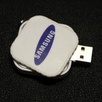 Le porte-clé cache une clé USB qui contient les dossiers de presse des produits Samsung. 