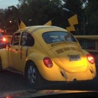 Voiture Pokémon sur la route