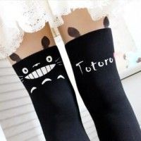 Vous avez toujours rêvé caliner un Totoro. Acheter ces collants à votre copine! Elle n'aura plus de raison d'être jalouse de Totoro.