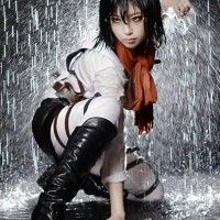 Cosplay Mikasa sous la pluie
