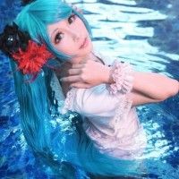 Cosplay Miku à la piscine