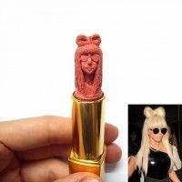 Sculpter Lady Gaga avec son rouge à lèvre