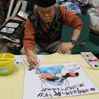 Leiji Matsumoto dessine d'habitude avec des lunettes. Mais là sur un shikishi géant, il a plus de problème de vu.