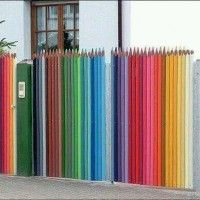 Une maison avec un portail original. Il va se faire piquer un #crayon!