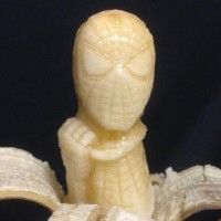 Sculpture Spider-Man sur une banane