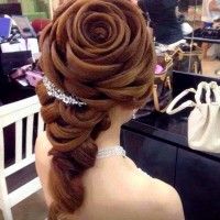 impressionnante perruque en forme de rose