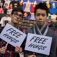 #ParisManga Il n'y a pas que des jeunes filles qui veulent des free hugs! Et  vous une envie de calin?