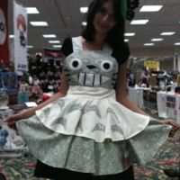 une cosplayeuse habillée en totoro