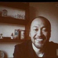 Takehiko Inoue sur Skype lors d'une conférence de presse pour l'exposition sur Gaudi