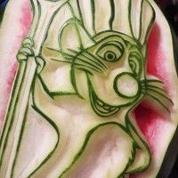 Sculpture Rémi de Ratatouille sur une pastèque
