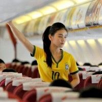 Les hôtesses d'une compagnie chinoise sont aux couleurs du brésil durant la coupe du monde. Charmant!