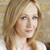 #JKRowling fête ses 49 ans. Quel #sorcellerie utilise-t-elle pour être si bien conservée?  #HarryPotter