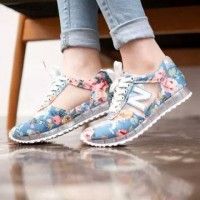 Des baskets avec des motifs de fleurs