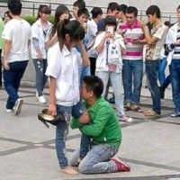 Un chinois se mange un râteau mais il insiste. Alors les filles, charmant ou répulsif comme attitude?