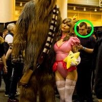 A votre avis, que regarde ce garcon? 1- son smartphone 2- #Chewbacca - 3- la princesse Peach