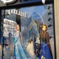 La vitrine du disneystore des Champs Elysees est aux couleur de la reine des neiges