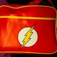 Nous avons reçu ce magnifique sac bien lourd!! Merci à @warnerbrosfr! #FlashPlusRapideQuePapaNoël #DCcomics