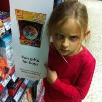Cette petite fille a raison! Les jouets de super héros ne font pas destiné que pour les garcons! Mais bon il faut bien classé.