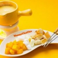 Une fondue à la mangue et au chocolat blanc. 