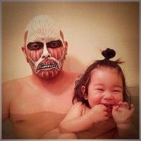 Un papa jap fait beaucoup d'effort pour amuser sa fille.