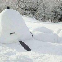 Snoopy qui dort sur la neige
