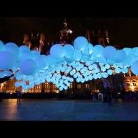 Un beau spectacle de ballons aux couleurs changeantes contrôlables par des Galaxy TAB S #Samsung