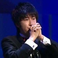 Performance à voir du groupe Childhood! L'un de membre, Mitsuhiro Mori, joue avec ses mains. Impressionnant!