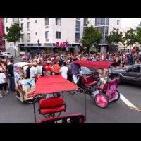 Incident dans la Zombie Walk au #ComicCon. Un automobiliste force le passage.