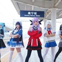 Des filles en #Cosplay à l'arrêt de train